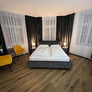 Großes Zimmer mit Kingsize-Bett